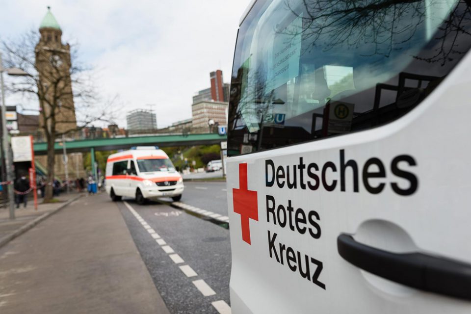 Krankenwagen vom DRK in Hamburg beim Marathon im Einsatz