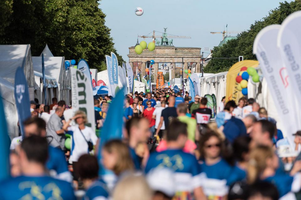 Menschen an den Firmenständen beim Berliner Firmenlauf