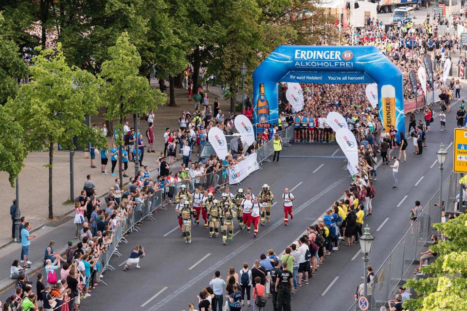 Berliner Feuerwehr in voller Ausrüstung am Start