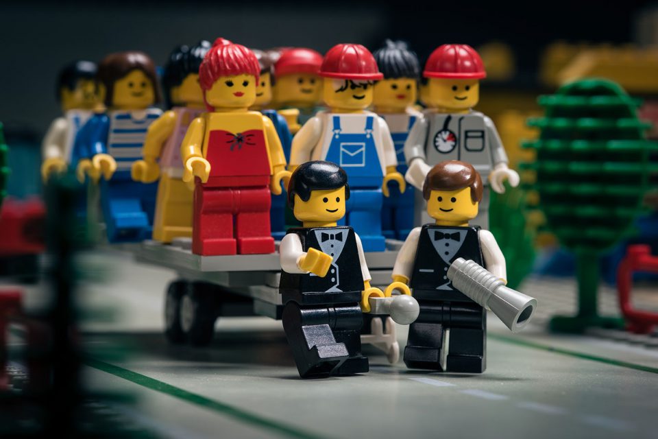 Portrait der Geschäftsführung mit Lego gestellt