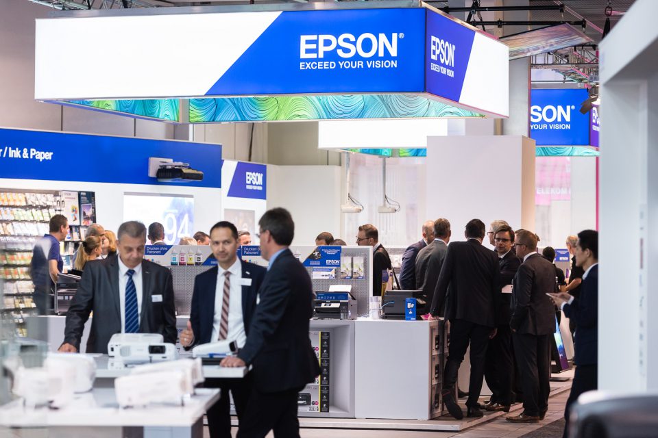 Messestand Epson IFA Berlin Übersicht mit Personen