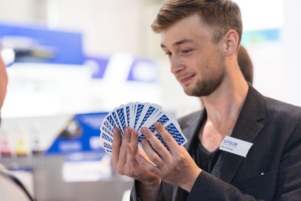 Zauberer auf der Ifa in Berlin am Messestand von Epson