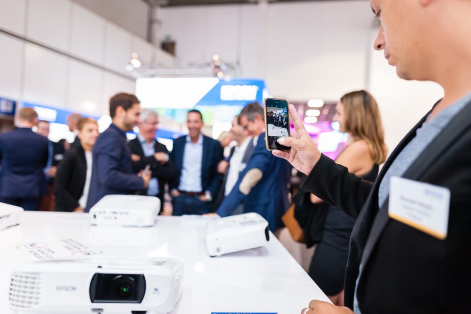 Epson Beamer auf der Ifa von Fachbesucher fotografiert