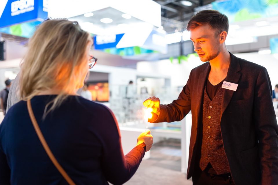 Zauberei am Messestand von Epson zur Ifa in Berlin