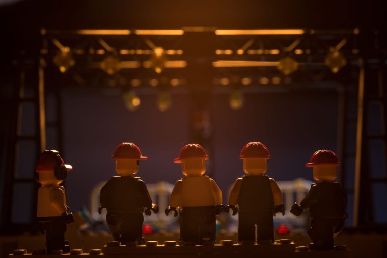Legofiguren erscheine auf einer Bühne im Fotostudio in Berlin