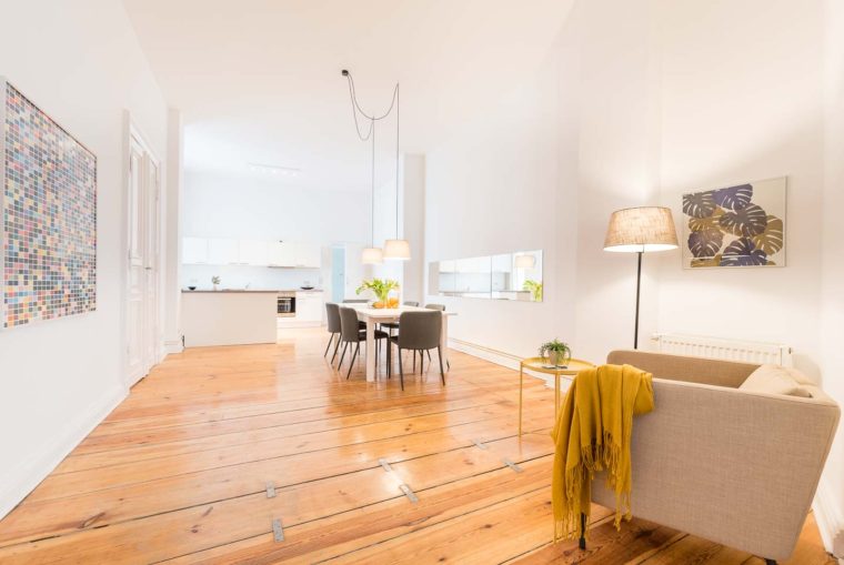 Möbliertes Apartment in Berlin Mitte aufgewertete mit professionellen Fotos und home stagging
