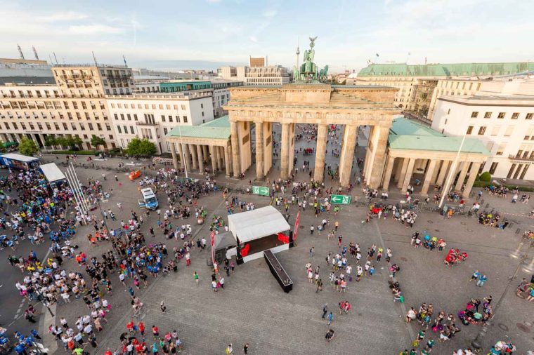 Sommer in Berlin mit einem Architekturfoto vom Brandenburger Tor aus der Vogelperspektive