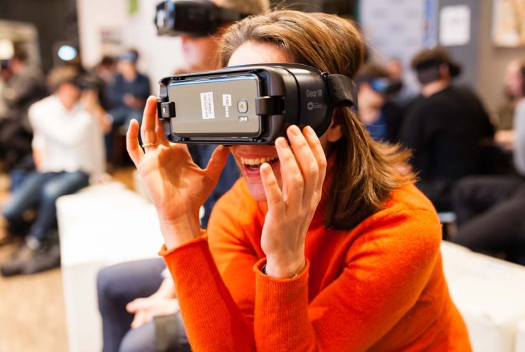 Frau mit VR-Brille von Samsung bei einem Event im Telefonica Basecamp in Berlin