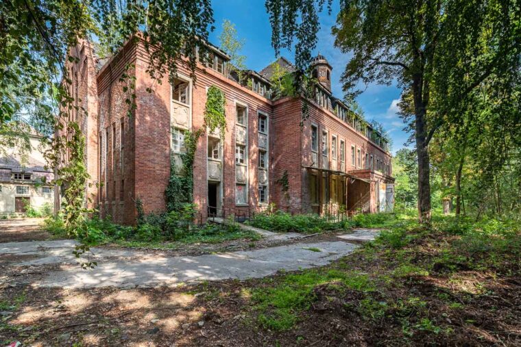 Beelitz Heilstätten Ruine Fassade bei Sonne