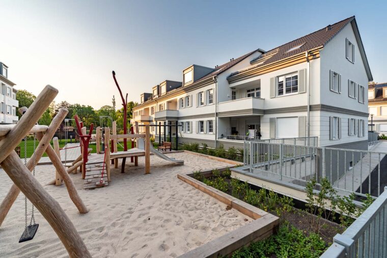 Spielplatz bei Sonnenaufgang in Berlin Lanwitz fotografiert